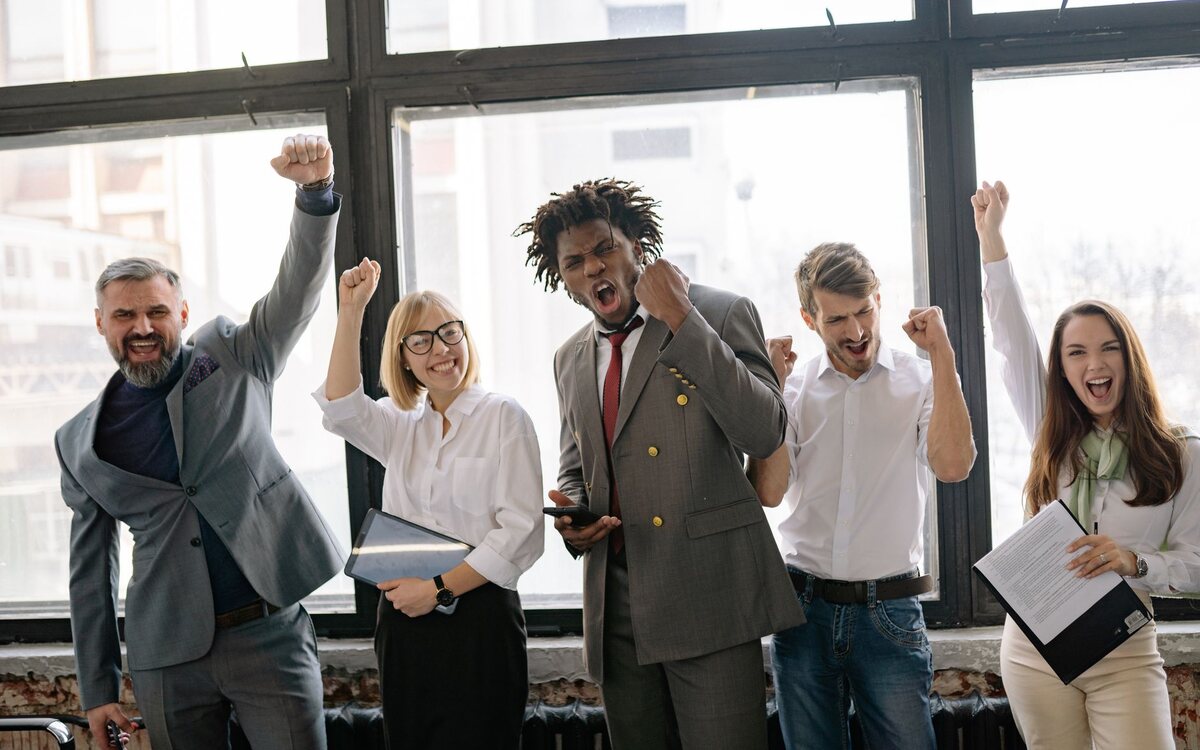 Equipe comemorando um resultado no escritório
