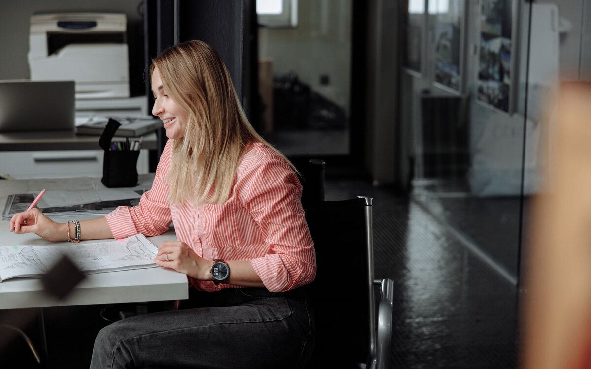 Empreendedora sorrindo enquanto trabalha